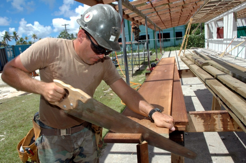 menuisier-ROQUESTERON-min_worker_construction_building_carpenter_male_job_build_helmet-893290